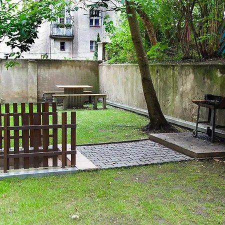 Your Perky Base Next To Rieger Garden * Prag